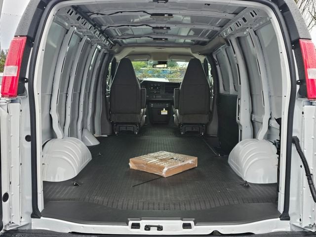 2025 Chevrolet Express Cargo 3500 WT