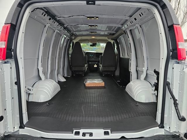 2025 Chevrolet Express Cargo 3500 WT